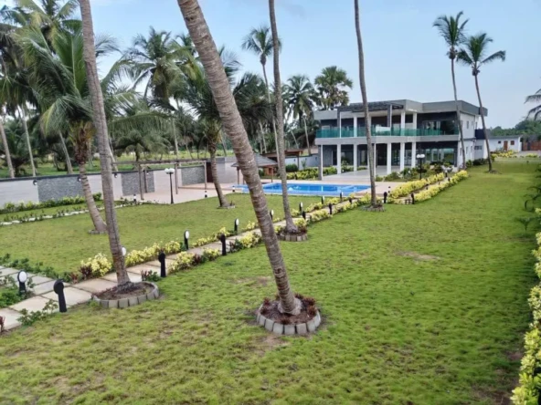 Vends villa 12 chambres à Assinie