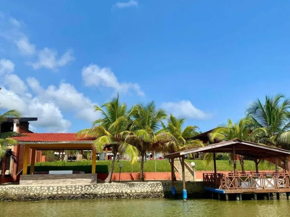 Belle villa en location avec piscine bord de la lagune à Assinie