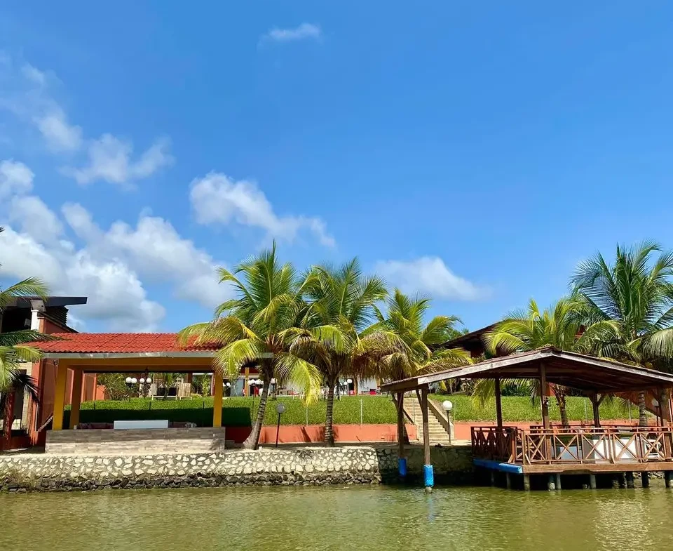 Belle villa en location avec piscine bord de la lagune à Assinie