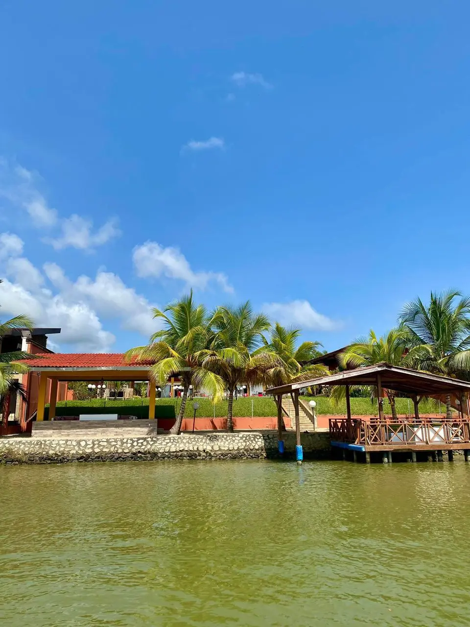 Belle villa en location avec piscine bord de la lagune à Assinie