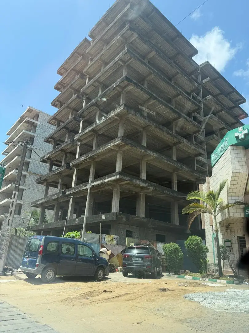 Immeuble R+8 gros œuvre terminé à vendre Marcory Zone 4 Abidjan — Résidence BAKRO II 16 appartements ACD